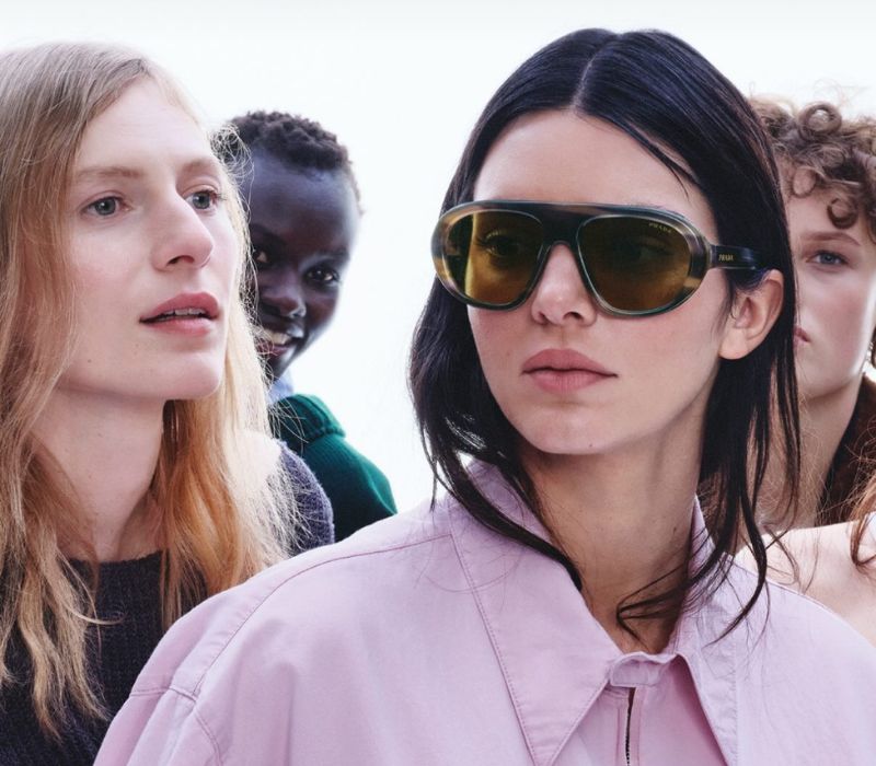 Επώνυμα brands και συνεχείς εκπτώσεις.