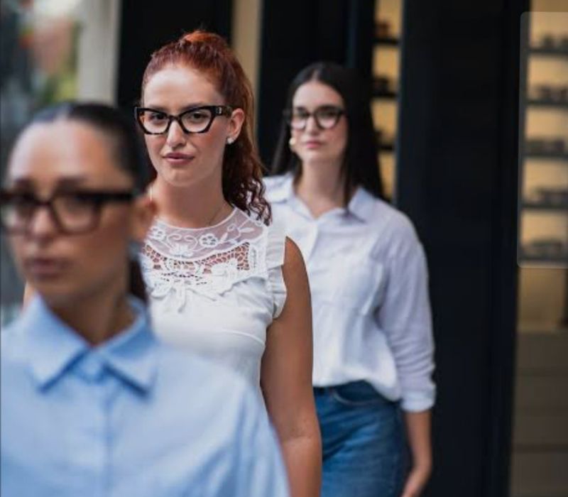 το μεγαλύτερο eshop με γυαλιά ηλίου και οράσεως και αποστολές πανελλαδικά.