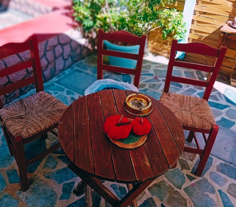 Απολαύστε τον καφέ σας με την ομορφότερη θέα στο απέραντο γαλάζιο του Αιγαίου .ameafriendly.gr