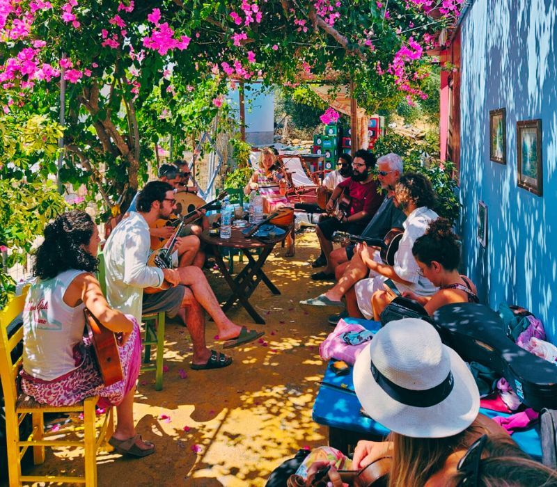 Ζωντανή μουσική και αυθεντική νησιώτικη ατμόσφαιρα στο Καφέ Ναυτικός, ιδανικό για παρέες και επισκέπτες – epagelmaties.com.gr