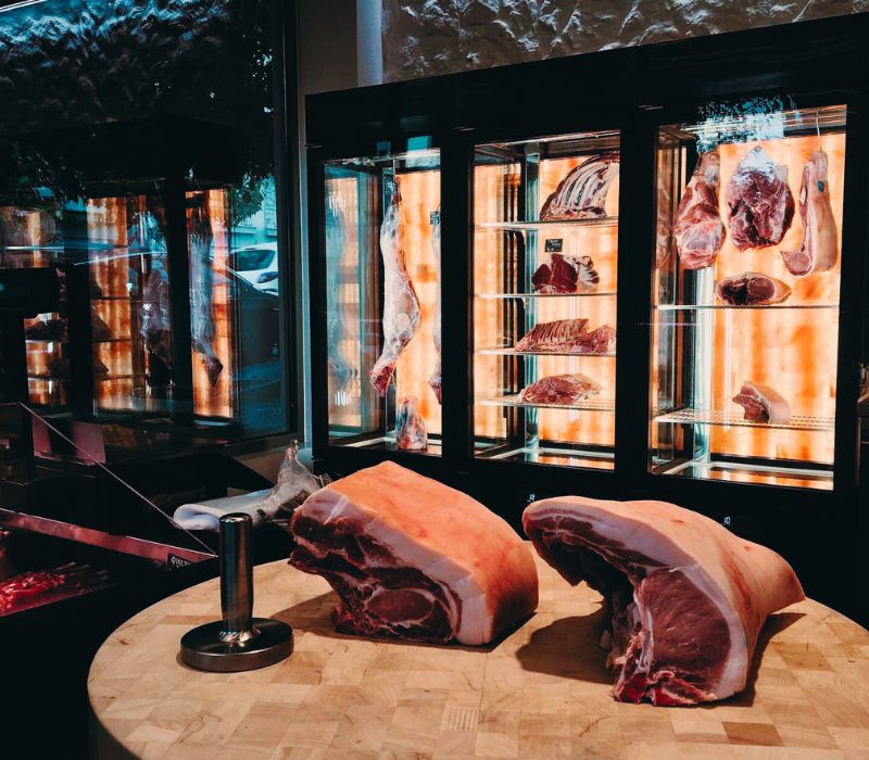 Η ομάδα του Farma Messinias Butcheries προσφέρει εκλεκτά κρέατα με μεράκι και φροντίδα για τον πελάτη - ameafriendly.gr