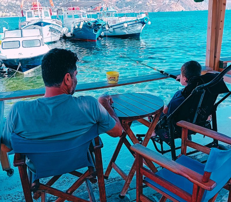 Καφέ Ναυτικός στην Τέλενδο σερβίρει φρέσκο καφέ και σπιτικά πρωινά με θέα τη θάλασσα – epagelmaties.com.gr