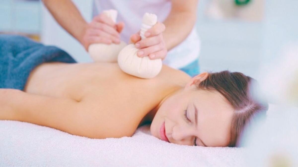 Πολυτελές Candle Massage και Hot Stone Massage με ηφαιστειακές πέτρες epagelmaties.com.gr