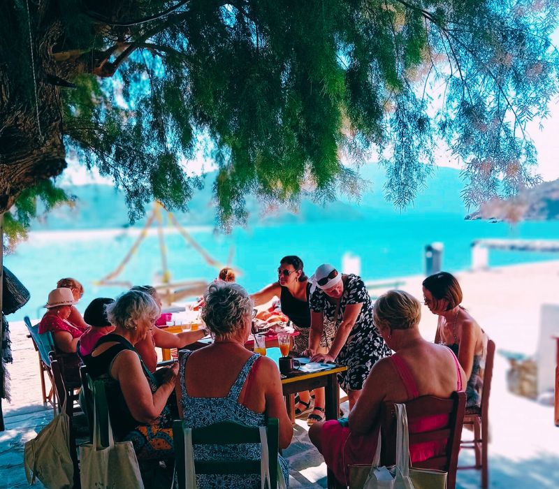 Σπιτικές πίτες, μεζέδες και χαλαρή νησιώτικη ατμόσφαιρα στο Καφέ Ναυτικός, σημείο συνάντησης επισκεπτών – epagelmaties.com.gr