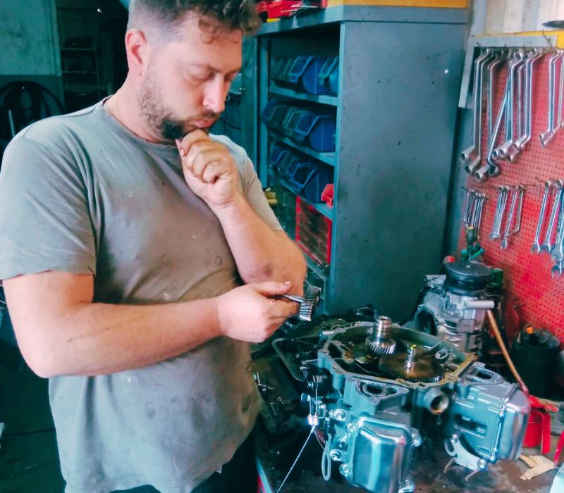 Υπεύθυνη συντήρηση και επισκευή εξωλέμβιων με γνήσια ανταλλακτικά και λιπαντικά .epagelmaties.com.gr