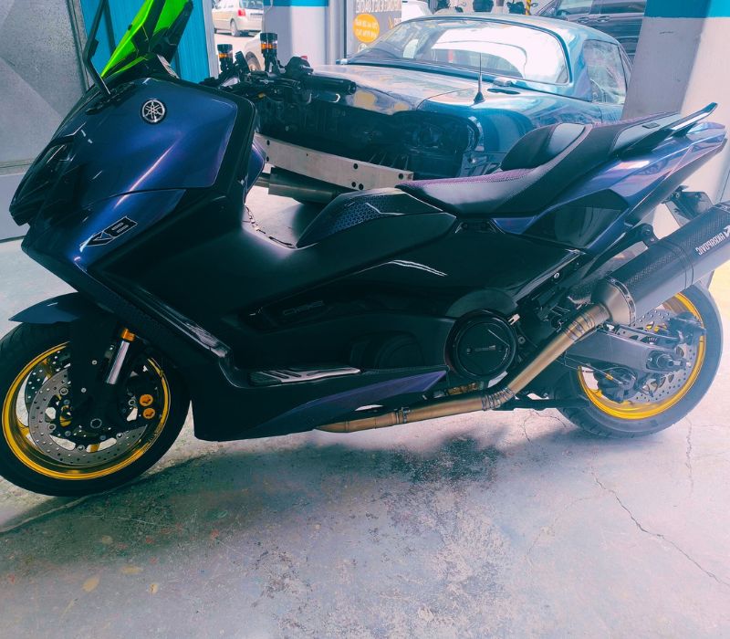 Φανοποιείο με επαγγελματικό γυάλισμα και κέρωμα οχημάτων που χαρίζει λάμψη και προστασία στο αυτοκίνητο epagelmaties.com.gr