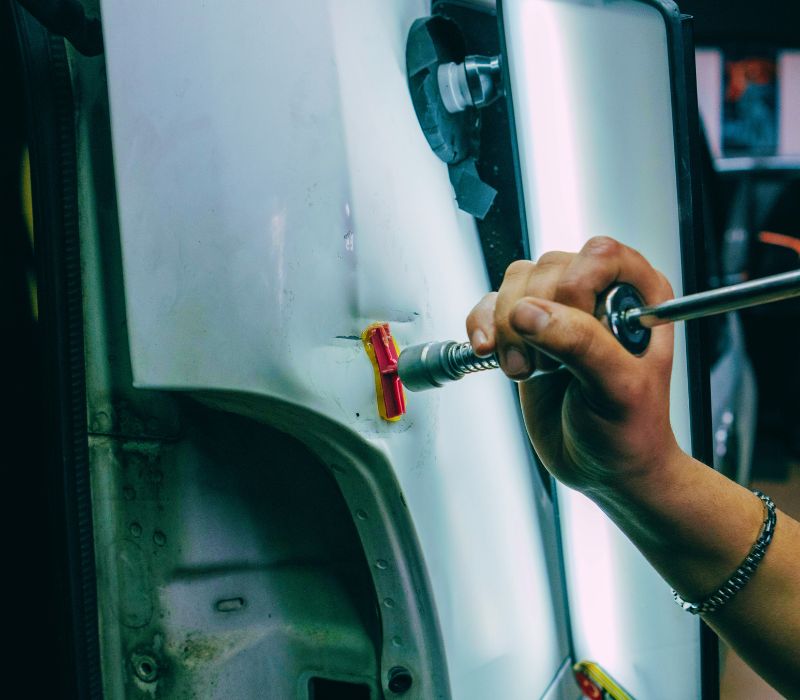 Φανοποιείο με επισκευή γρατζουνιών βαθουλωμάτων και φθορών για άμεση αποκατάσταση της εμφάνισης του οχήματος ameafriendly.gr