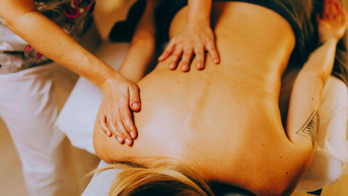 Χαλαρωτικό μασάζ Aroma Mind Balance με αιθέρια έλαια epagelmaties.com.gr