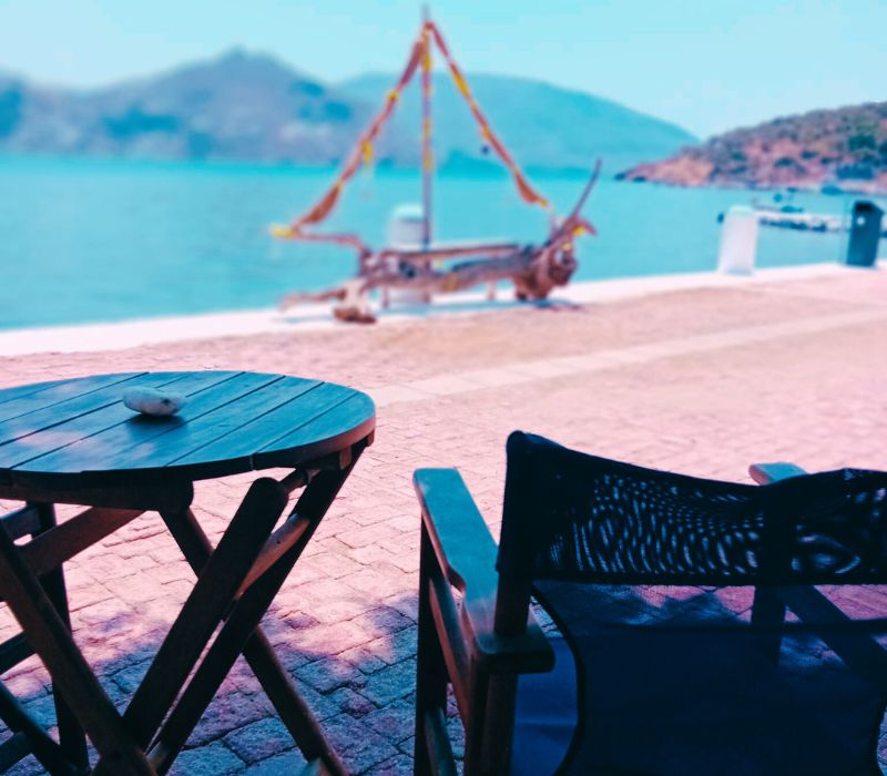 Χαλαρώστε με την παρέα σας με θέα το ηλιοβασίλεμα και εκλεκτά πιάτα .ameafriendly.gr