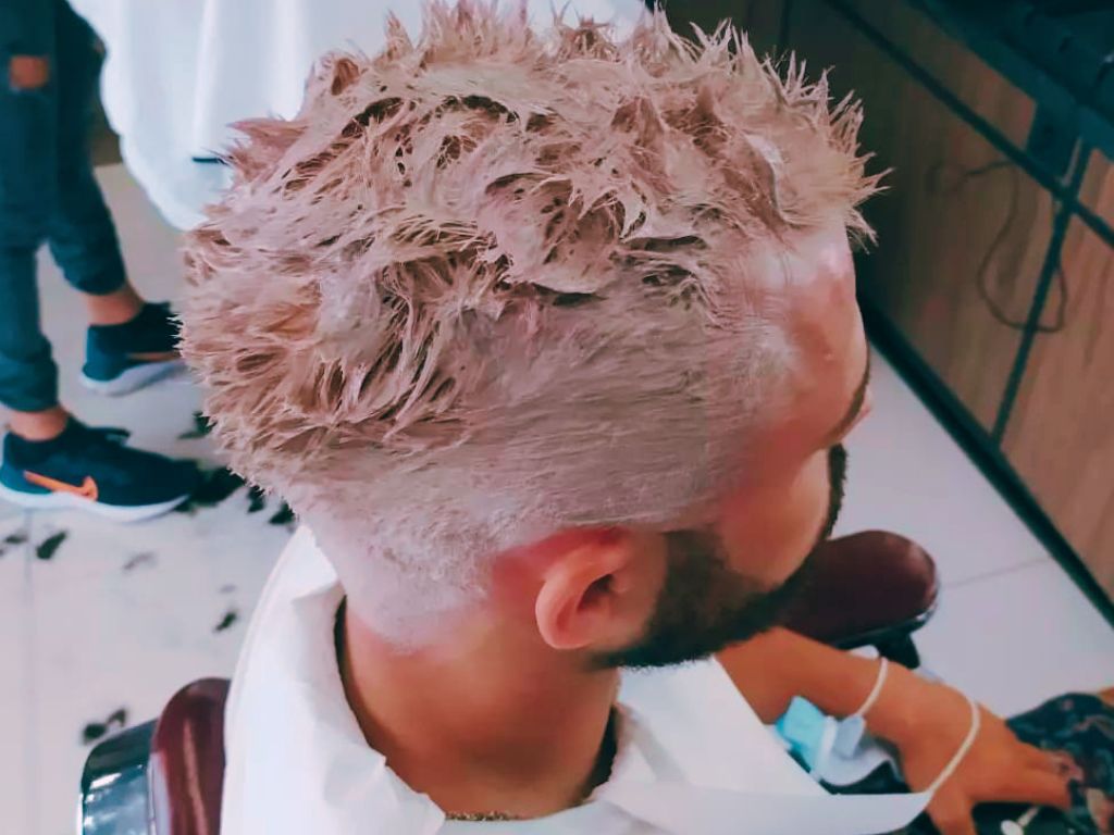 Βαφή μαλλιών και γενειάδας με ποιοτικά προϊόντα για φυσικό και εντυπωσιακό αποτέλεσμα στο epagelmaties.com.gr