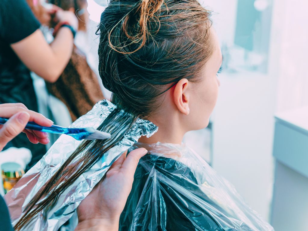 Γυναικείες υπηρεσίες βαφής μαλλιών balayage ombre και ανταύγειες με επαγγελματικό αποτέλεσμα epagelmaties.com.gr