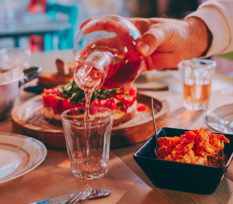 Μεζέδες και φιλοξενία που κάνουν κάθε επίσκεψη ξεχωριστή εμπειρία epagelmaties.com.gr