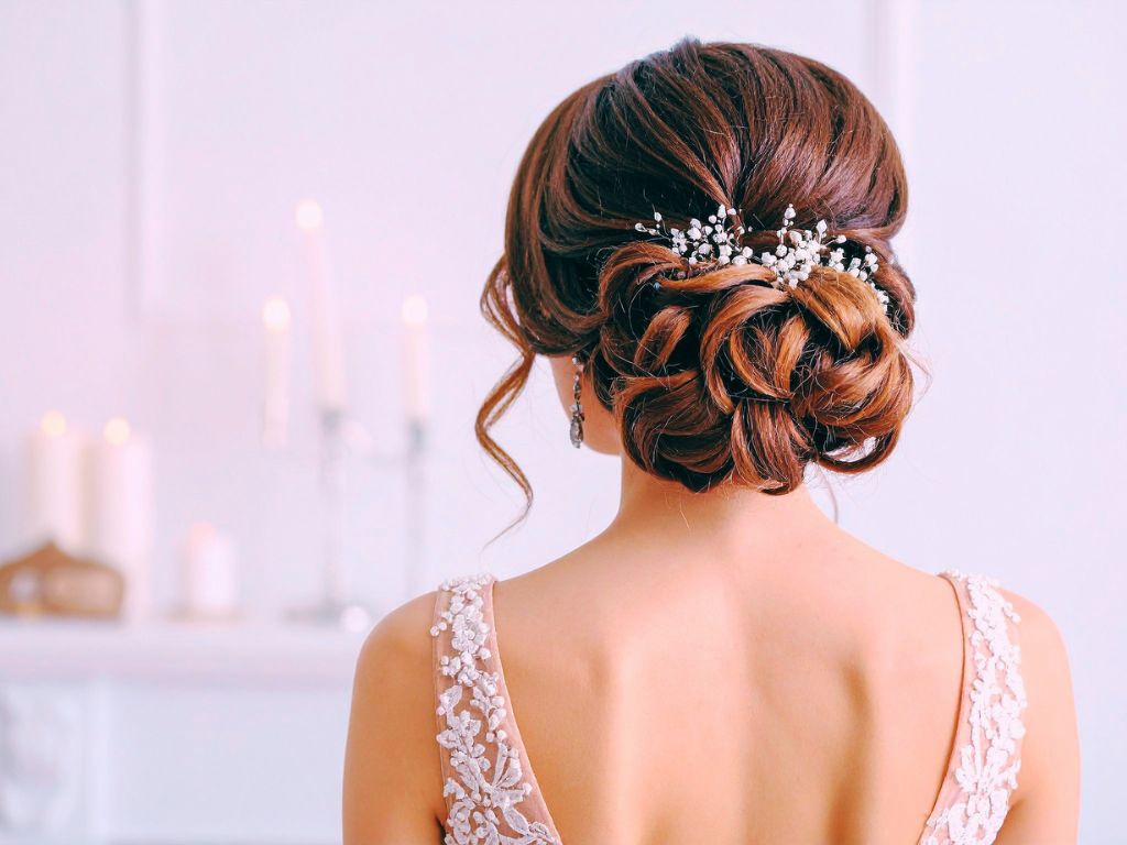 Νυφικά χτενίσματα και μοντέρνες πλεξούδες για ξεχωριστές εμφανίσεις με στυλ epagelmaties.com.gr