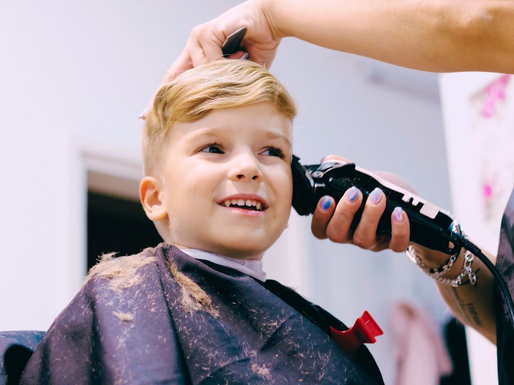 Παιδικό κούρεμα με ειδικά καθίσματα αυτοκινητάκι και βέσπα για άνεση και διασκέδαση ameafriendly.gr