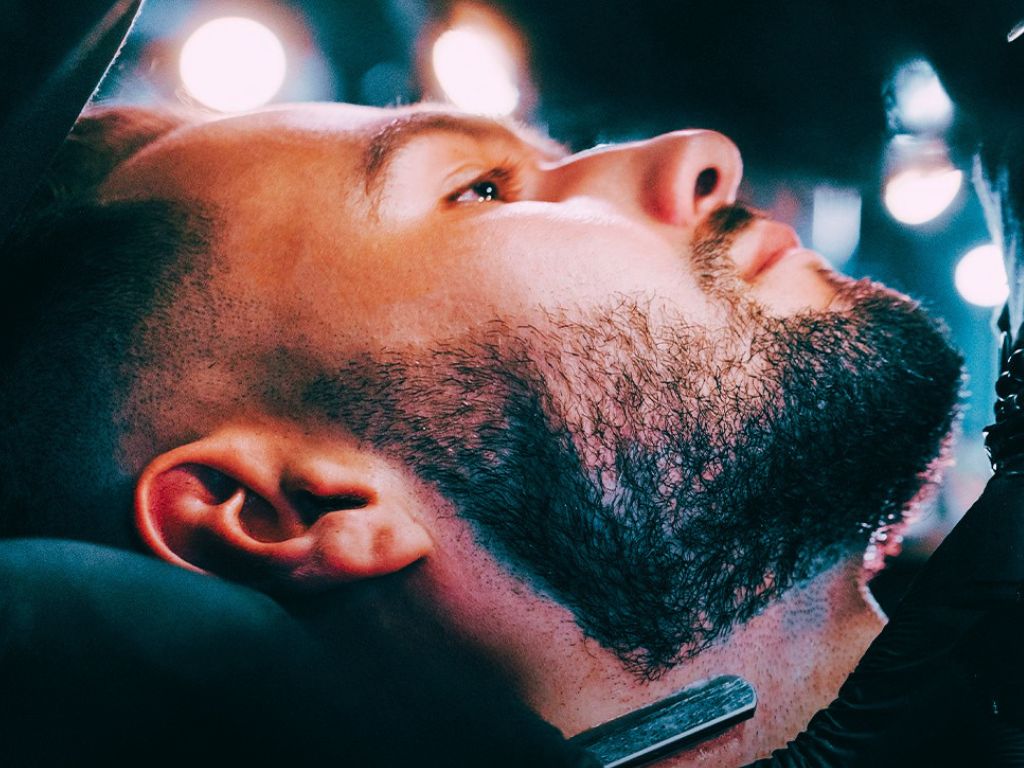 Παραδοσιακό ξύρισμα με φαλτσέτα για καθαρό αποτέλεσμα και αυθεντική εμπειρία περιποίησης στο epagelmaties.com.gr