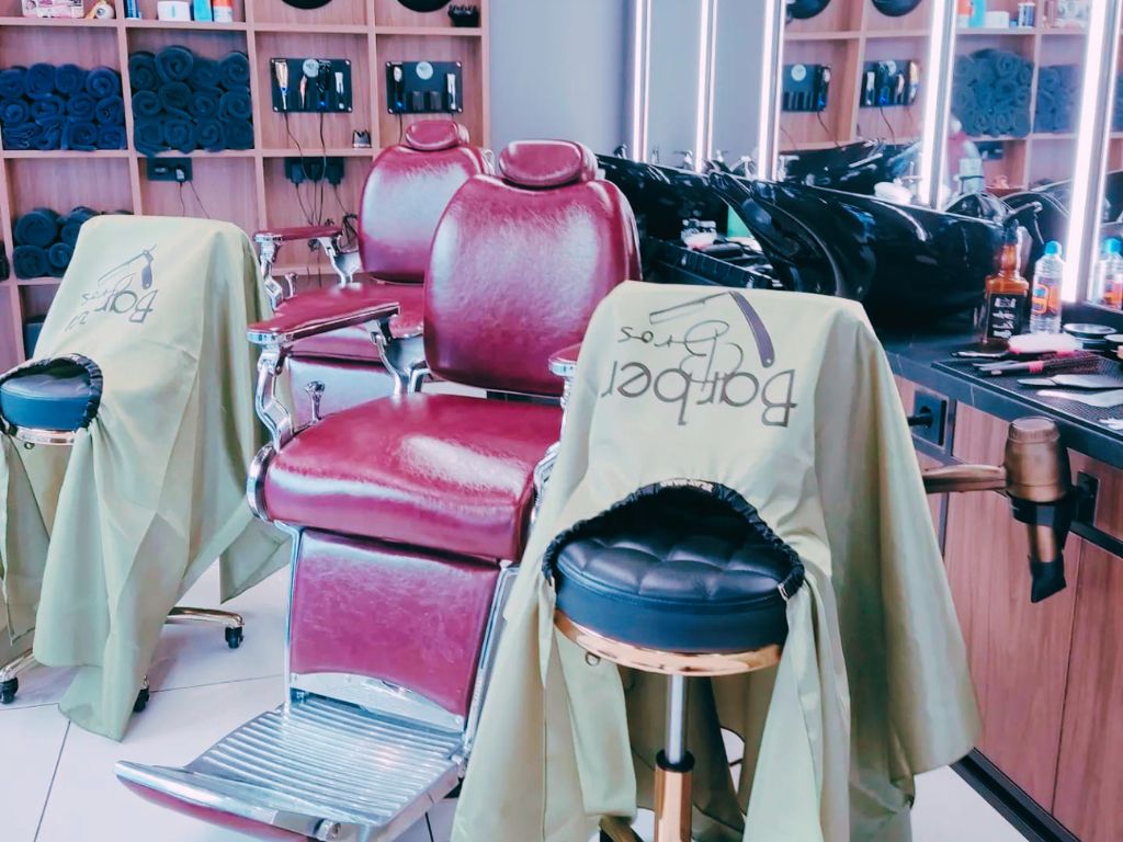 Το κουρείο Barber Bros στην Αλεξανδρούπολη δημιουργήθηκε από τον Mike και τον Nik με πάθος για το αυθεντικό ανδρικό στυλ. epagelmaties.com.gr