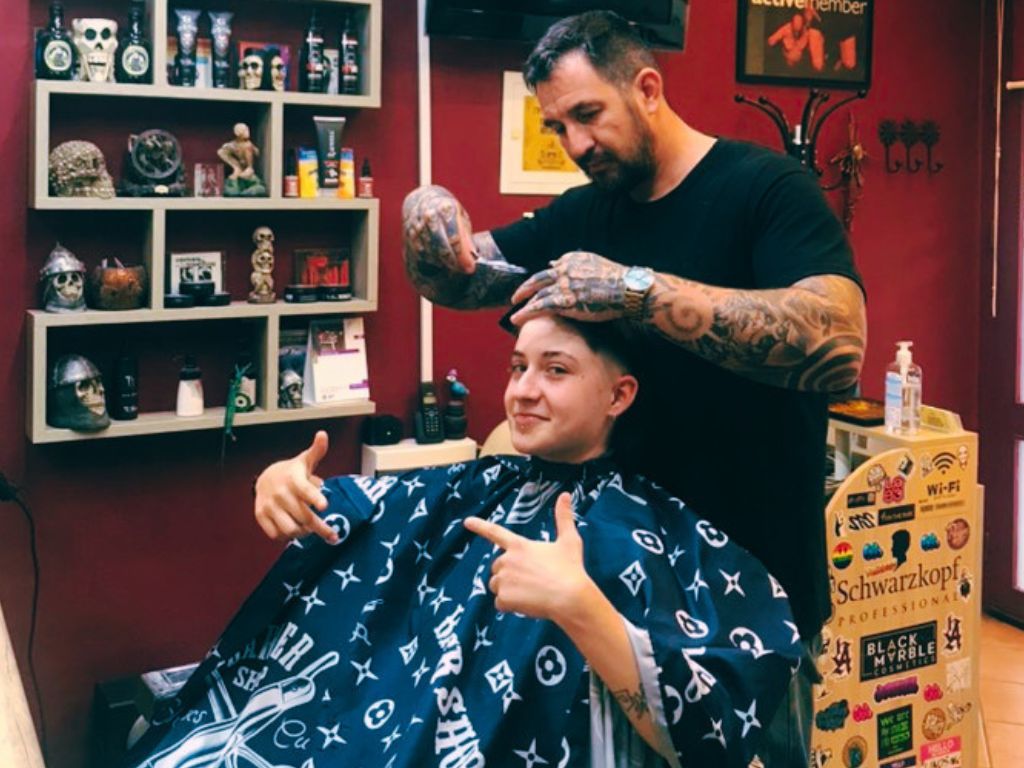 Προσεγμένος χώρος barber shop με καθαριότητα και στυλ για μοναδική εμπειρία περιποίησης στην Πρέβεζα epagelmaties.com.gr