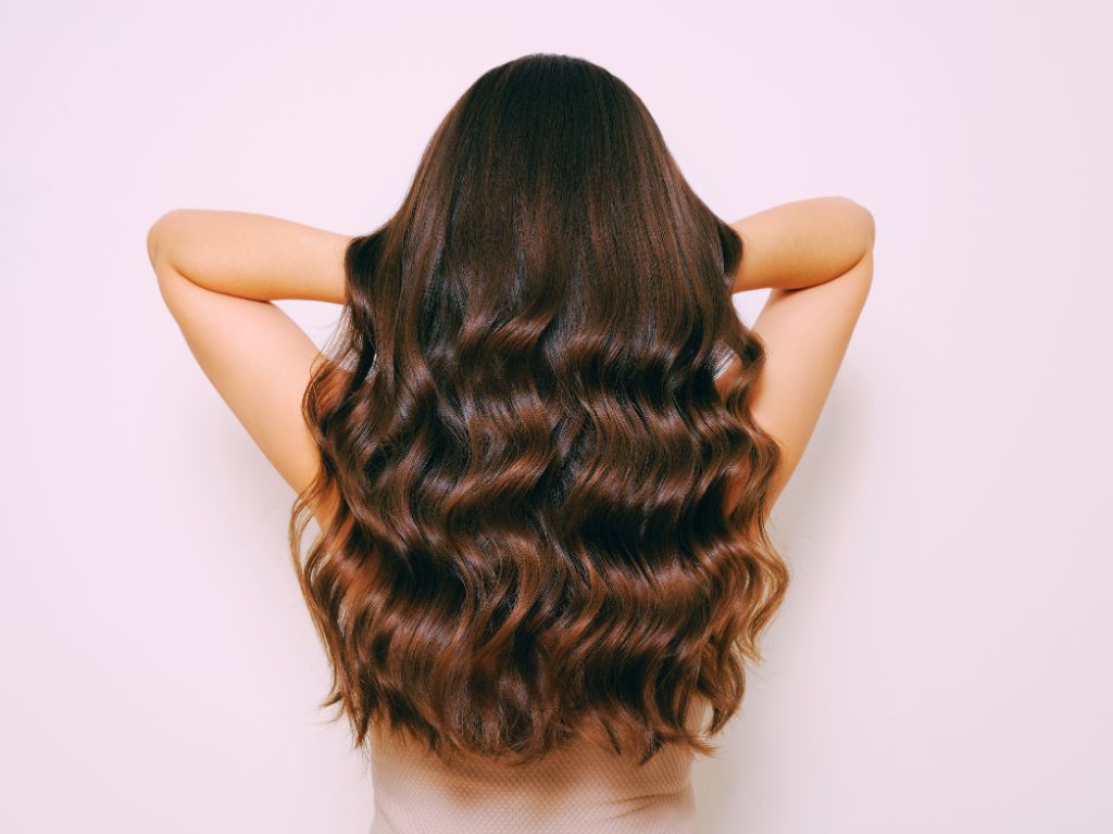 Μοντέρνο balayage με φυσικές αποχρώσεις και κομψή μετάβαση χρώματος στα Καλύβια Θορικού epagelmaties.com.gr