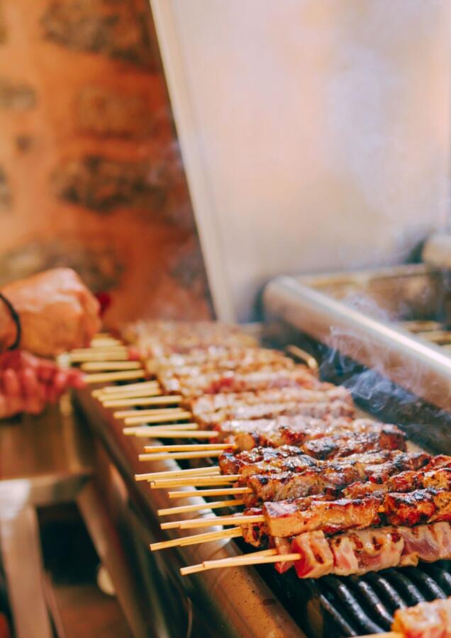 Street food στη λαδόκολλα με τοπικές σπεσιαλιτέ, σε υποστηρικτικό χώρο για ΑμεΑ με 10% έκπτωση ameafriendly.gr