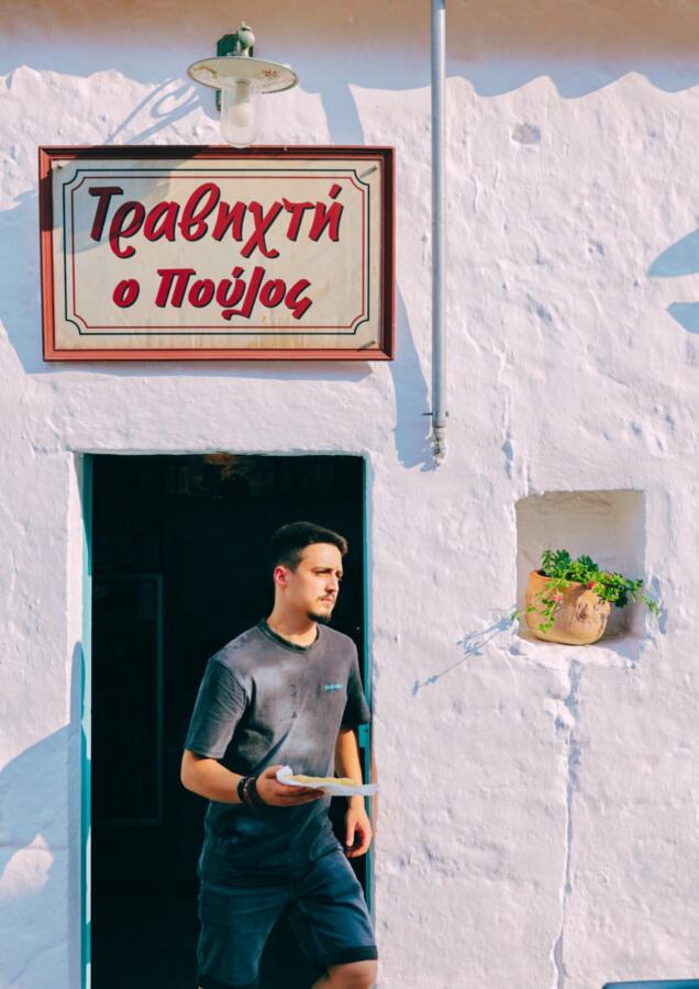 Αυθεντική χωριάτικη σαλάτα και παραδοσιακό τζατζίκι με τοπικά υλικά στην Αρεόπολη epagelmaties.com.gr