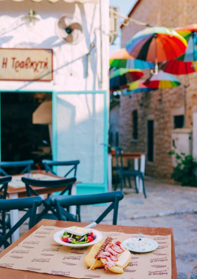 Προσβάσιμος χώρος street food στην Αρεόπολη Μάνης, φιλικός για ΑμεΑ με 10% έκπτωση ameafriendly.gr