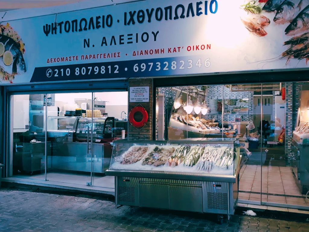 Πάγκος ιχθυοπωλείου με ολόφρεσκα ψάρια και θαλασσινά ημέρας στη Νέα Ερυθραία epagelmaties.com.gr